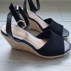 Black wedges